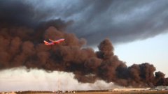 海運費美國一機場停車場發生大火 燒毀3500輛汽車