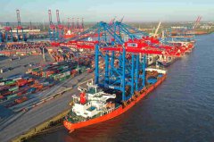 兩臺新型的大型岸橋抵達(dá)Burchardkai集裝箱碼頭（CTB）